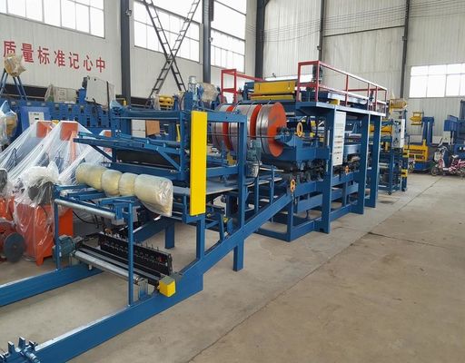 Machine à former des rouleaux de panneaux sandwich en double mousse métallique avec une largeur développée de 1000 mm, une vitesse de production de 0 à 5 m/min et une épaisseur du produit de 50 à 250 mm
