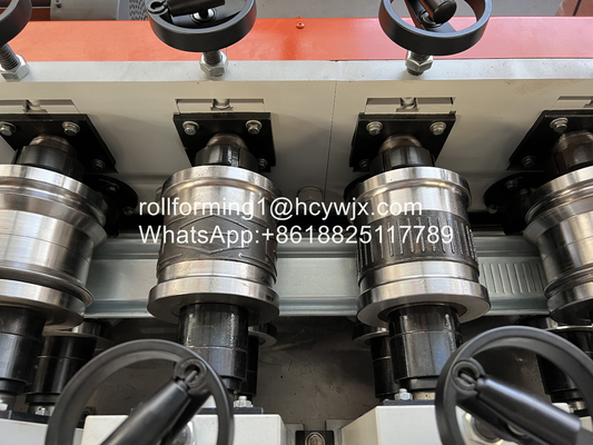 Machine de formage à rouleaux de porte à ouverture à largeur d'alimentation personnalisable pour une épaisseur de 0,8-1,2 mm