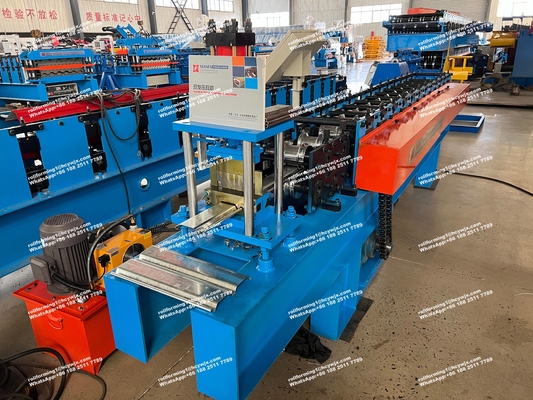 Production efficace Machine de formage de rouleaux de porte à volets en acier personnalisée