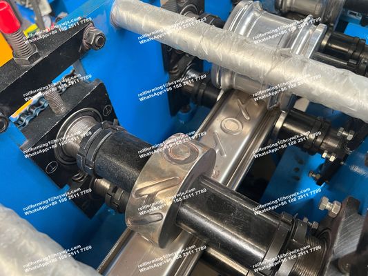 Machine de formage de rouleaux pour porte de garage