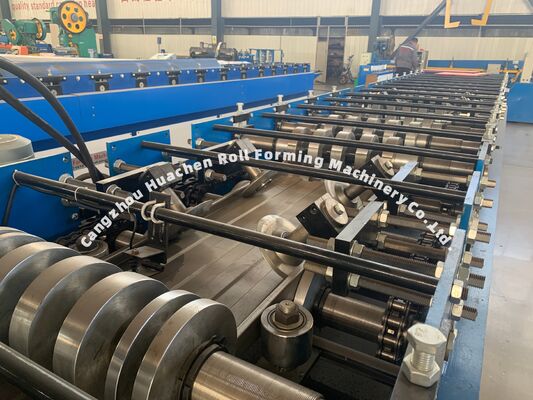 Machine de formage à froid de matériaux de construction métalliques