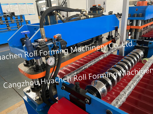 Machine de fabrication de tuiles de tôles métalliques, machine de fabrication de rouleaux de tuiles ondulées et trapézoïdales