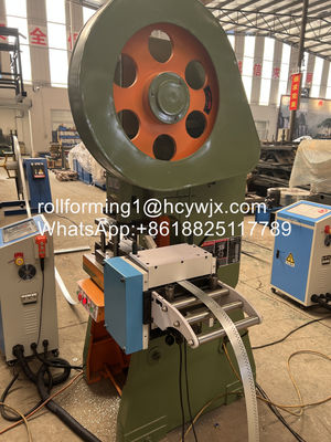 Petit pain adapté aux besoins du client de système de cloison sèche de GI de profil formant la machine