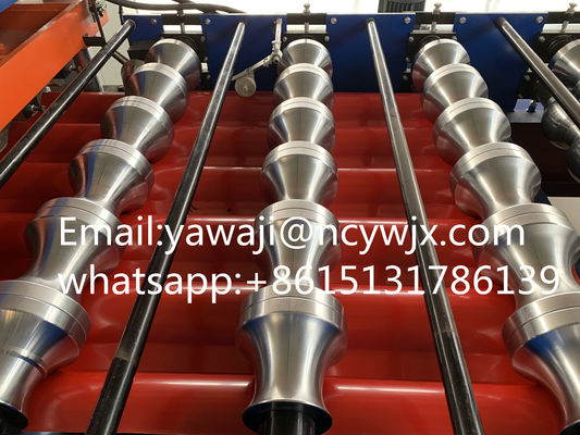 Machine de fabrication de carreaux de toits vitrés