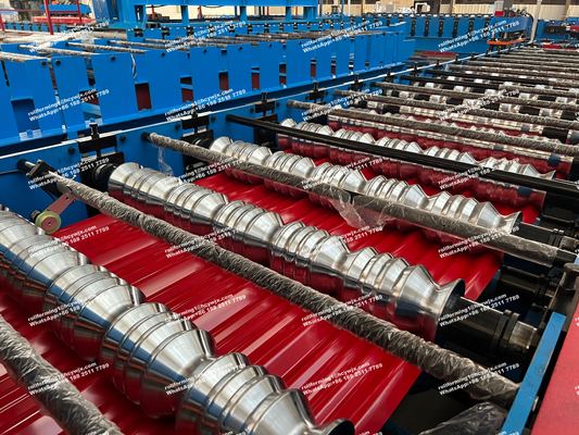 Machine de formage en rouleaux de panneaux de toiture de tuiles métalliques